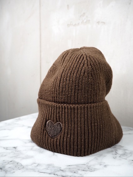 italienische mode kleiber werksverkauf Braune Strickmütze mit Herzaufnäher, ein kuscheliges Winteraccessoire.