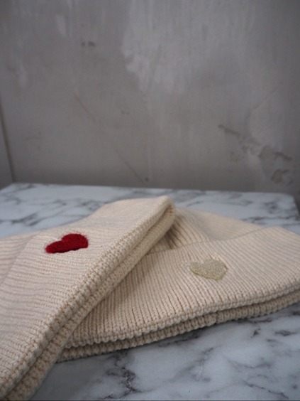 italienische mode kleiber werksverkauf Cremefarbene Strickmützen mit Herzverzierungen, perfekt für den Winter.