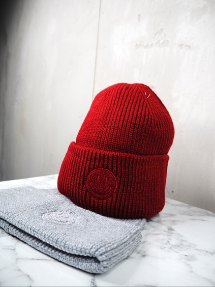 italienische mode kleiber werksverkauf Rote Strickmütze mit Smiley-Logo und graues Strickstirnband, Wintermode-Accessoires