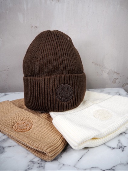 italienische mode kleiber werksverkauf Drei Strickmützen in Braun, Hellbraun und Weiß mit Smiley-Aufnähern. Perfekte Wintermützen.