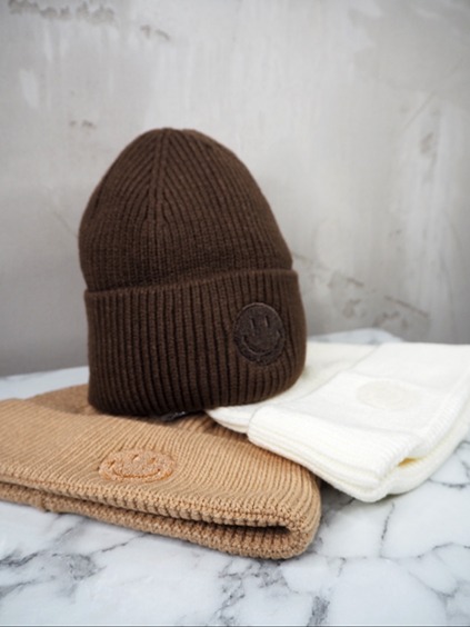 italienische mode kleiber werksverkauf Braune, hellbraune und cremefarbene Beanies mit Smiley-Aufnähern