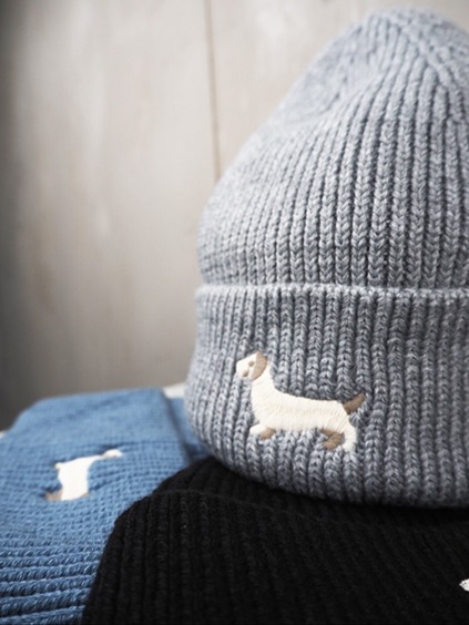 italienische mode kleiber werksverkauf Graue Strickmütze mit aufgesticktem Dackel, Teil einer Kollektion von Wintermützen
