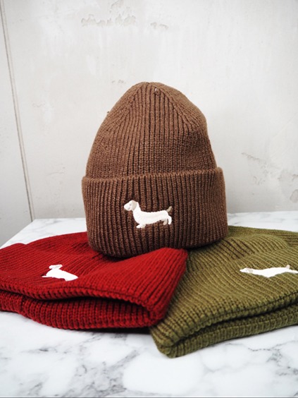 italienische mode kleiber werksverkauf Braune, rote und grüne Strickmützen mit gesticktem Dackelmuster.