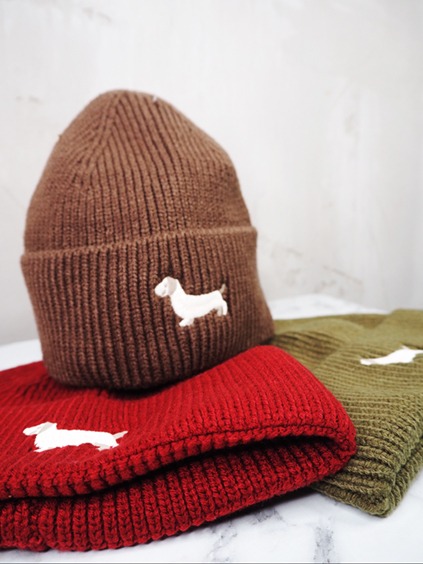 italienische mode kleiber werksverkauf Braune, rote und grüne Strickmützen mit Dackelstickerei. Hundezubehör.