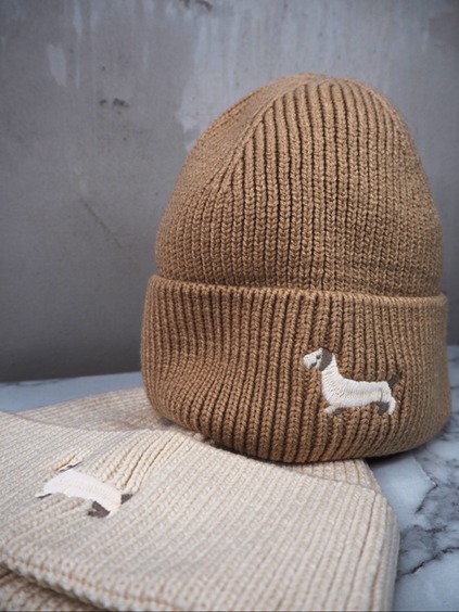 italienische mode kleiber werksverkauf Hellbraune Dackelmütze mit gesticktem Hundedesign, das perfekte Winteraccessoire.