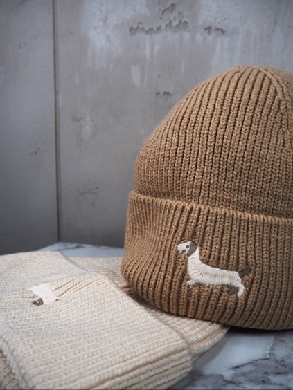italienische mode kleiber werksverkauf Hellbraune Strickmütze mit gesticktem Hundemotiv; Wintermütze und Schal