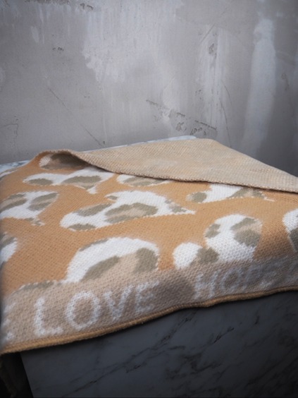 italienische mode kleiber werksverkauf Decke mit Leopardenmuster und dem Text „LOVE HOPE“, perfekt für eine gemütliche Wohndekoration