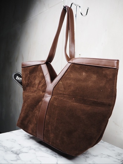 italienische mode kleiber werksverkauf Braune Wildleder-YSL-Tote-Handtasche mit Lederbesatz, an einem Haken hängend