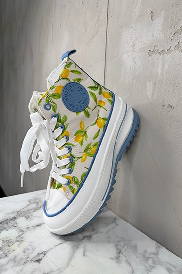 italienische mode kleiber werksverkauf Hohe Sneaker mit Zitronenmuster. Italienische Mode.