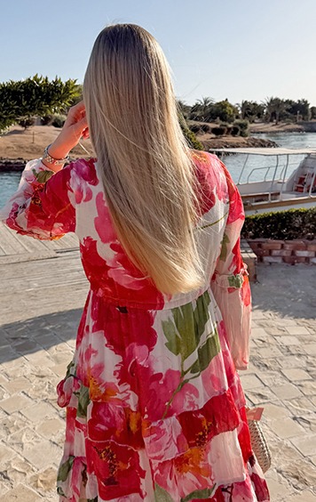 italienische mode kleiber werksverkauf Frau in blumigem Kleid am Wasser