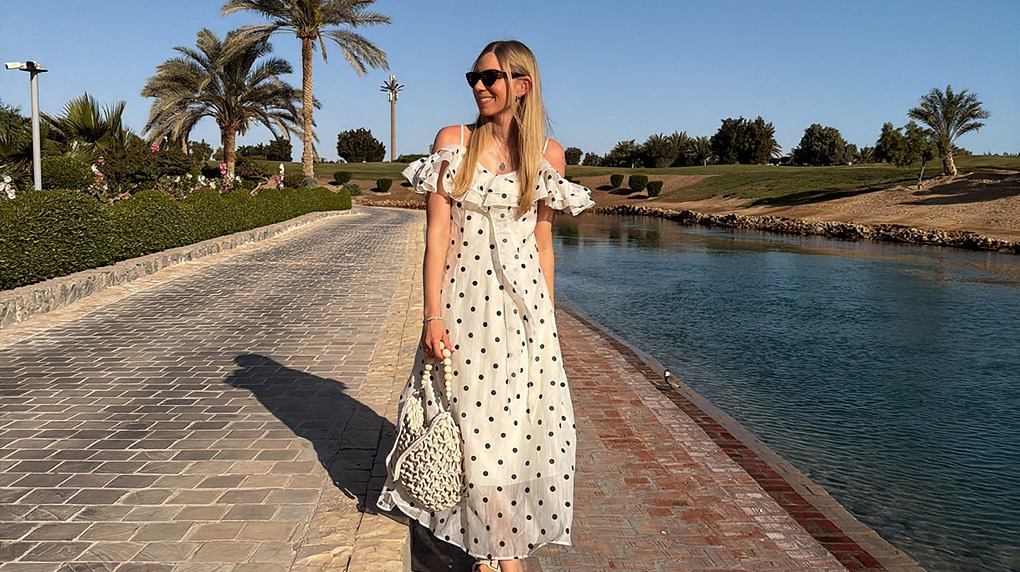 italienische mode kleiber werksverkauf Frau in Polka-Dot-Kleid am Wasserweg