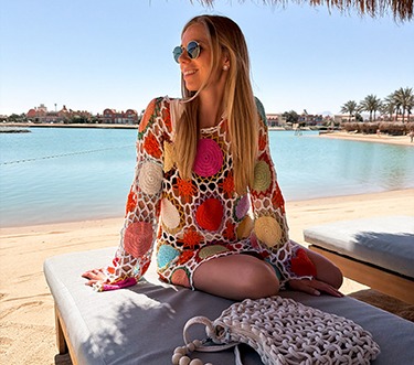 italienische mode kleiber werksverkauf Frau in bunter Häkelkleid am Strand, italienische Mode