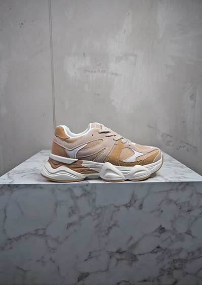 italienische mode kleiber werksverkauf Brauner und weißer Damen-Sneaker auf Marmorsockel