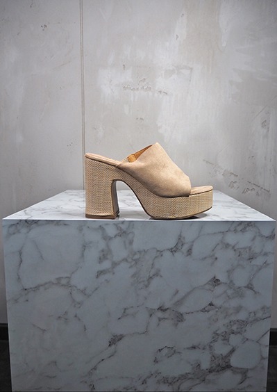italienische mode kleiber werksverkauf Beige Plateau-Sandalen mit Keilabsatz auf Marmorsockel