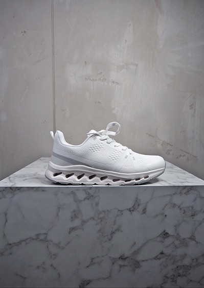 italienische mode kleiber werksverkauf Weißer Sneaker mit atmungsaktivem Mesh-Obermaterial und auffälliger Sohle