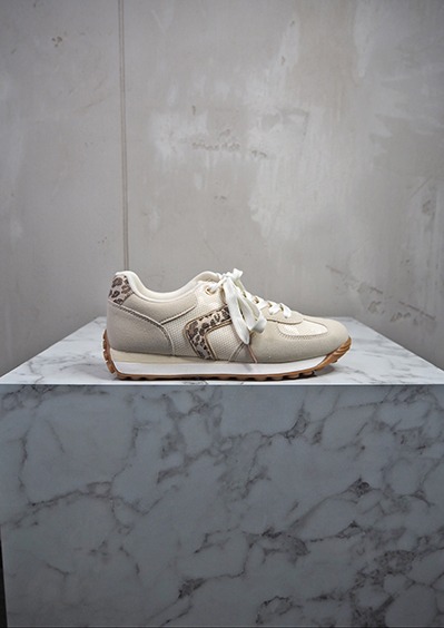 italienische mode kleiber werksverkauf Beige Damensneaker mit Leo-Print-Akzenten auf Marmorsockel