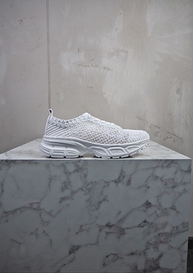 italienische mode kleiber werksverkauf Weißer Strick-Sneaker auf Marmorsockel