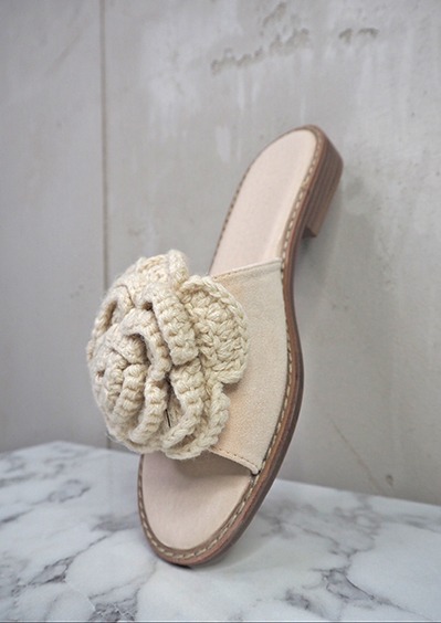 italienische mode kleiber werksverkauf Beige Damen-Sandalen mit gehäkelter Blumenapplikation