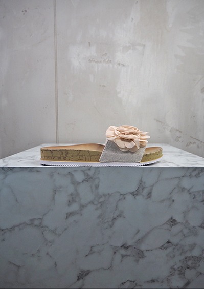 italienische mode kleiber werksverkauf Beige Sandale mit Blumenapplikation auf Marmorunterlage