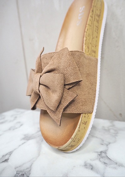 italienische mode kleiber werksverkauf Beige Pantolette mit Schleife auf Marmoruntergrund