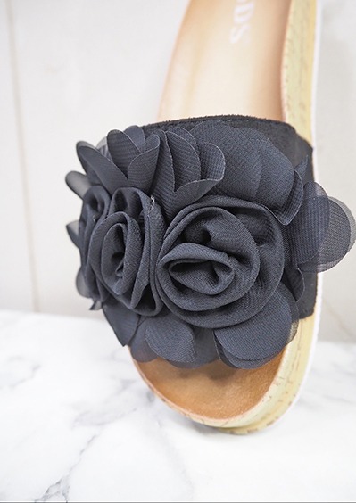 italienische mode kleiber werksverkauf Schwarze Damensandale mit Blumenapplikation auf Korksohle