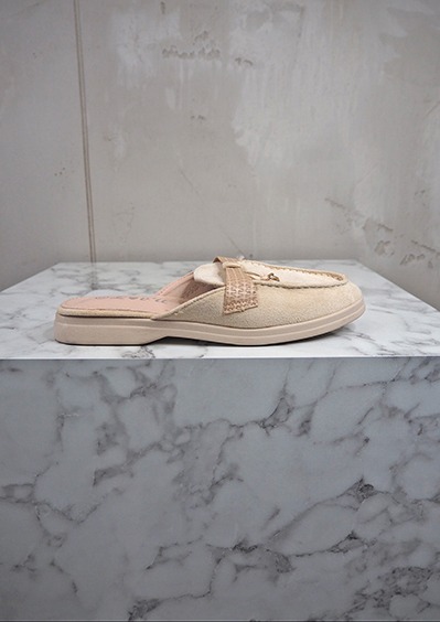 italienische mode kleiber werksverkauf Beige Mokassin-Slipper mit Schleife auf Marmorblock