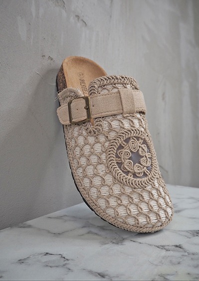 italienische mode kleiber werksverkauf Beige gehäkelte Pantolette mit Schnalle auf Marmoruntergrund