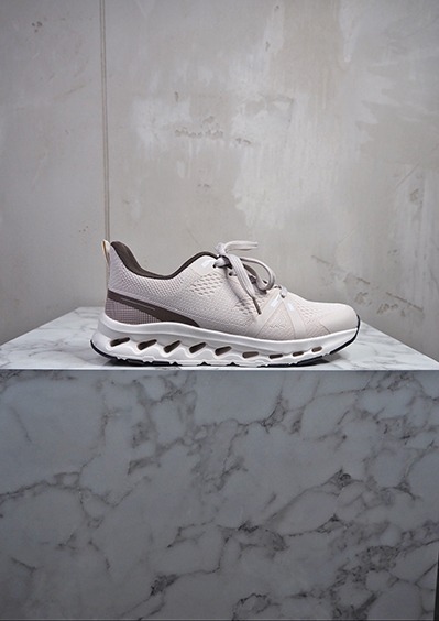 italienische mode kleiber werksverkauf Leichter, atmungsaktiver Laufschuh in hellem Beige mit weißer Sohle.