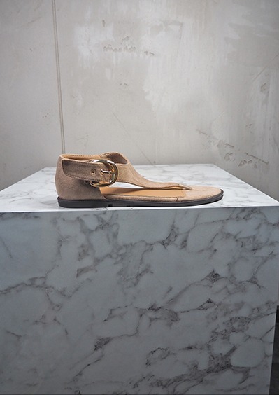 italienische mode kleiber werksverkauf Sandal aus Wildleder in Beige mit goldener Schnalle
