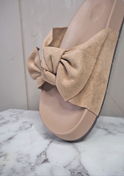 italienische mode kleiber werksverkauf Beige Damenschlupfschuh mit Schleife auf Marmor