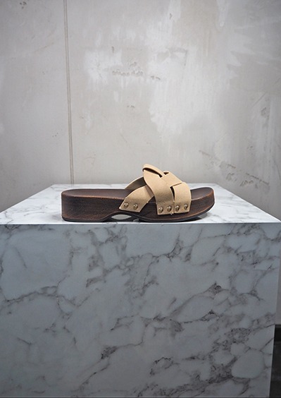 italienische mode kleiber werksverkauf Brauner Keilabsatz-Sandalen mit gekreuzten Riemen