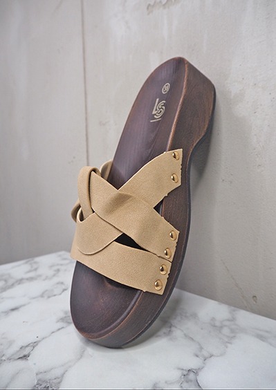 italienische mode kleiber werksverkauf Braune Holz-Plateau-Sandalen mit beige Riemen