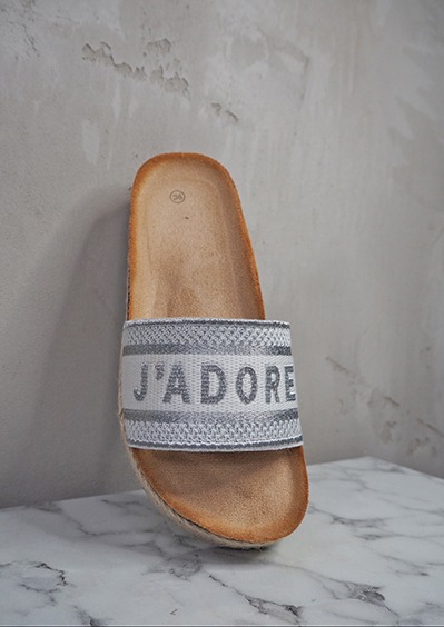 italienische mode kleiber werksverkauf Braune Sandale mit weißem Band und der Aufschrift „J’ADORE“