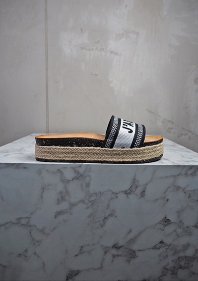 italienische mode kleiber werksverkauf Plattform-Sandalen mit Jute-Sohle und weißem Riemen mit schwarzer Schrift