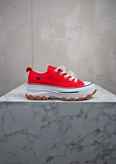 italienische mode kleiber werksverkauf Roter Plateau-Sneaker mit weißer Sohle und Schnürsenkeln, schwarzes Herz-Detail