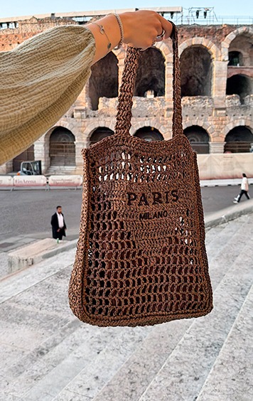 italienische mode kleiber werksverkauf Braune Häkeltasche mit "PARIS MILANO" Schriftzug vor antiker Arena