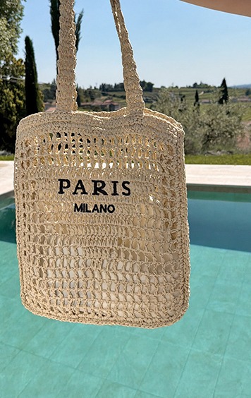italienische mode kleiber werksverkauf Strohtasche mit „PARIS MILANO“ Aufschrift am Pool