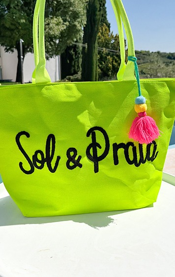 italienische mode kleiber werksverkauf Neongrüne Strandtasche mit „Sol & Praia“-Aufschrift und Bommel-Anhänger