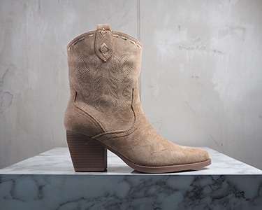 italienische mode kleiber werksverkauf Schwarze Lederstiefelette mit einzigartigem Klappendesign im italienischen Mode-Stil.