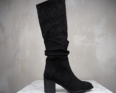 italienische mode kleiber werksverkauf Beigefarbene Wildlederstiefeletten mit klobigem Absatz. Italienischer Modus.
