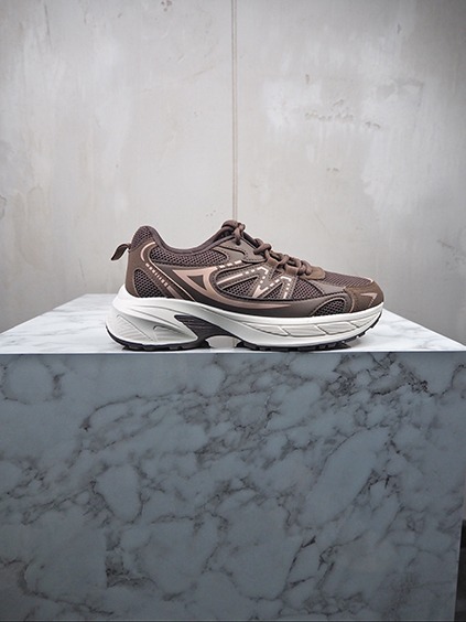 italienische mode kleiber werksverkauf Brauner Damen-Sneaker mit weißer Sohle auf Marmorblock