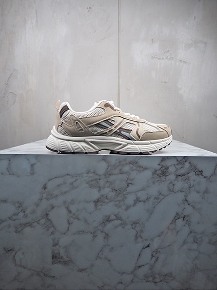 italienische mode kleiber werksverkauf Beige und braune Herren-Sneaker auf Marmorblock