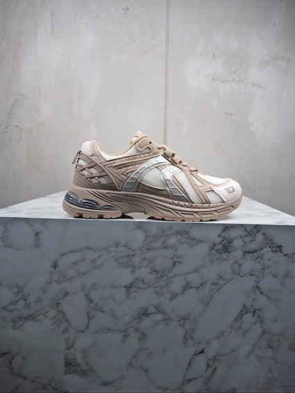 italienische mode kleiber werksverkauf Beige ASICS Damen-Sportschuh auf Marmor