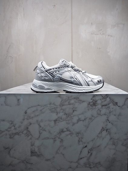 italienische mode kleiber werksverkauf Weiße und silberne Laufschuhe, ASICS Gel-Kayano 14
