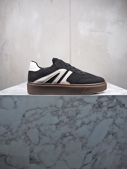 italienische mode kleiber werksverkauf Schwarzer Sneaker mit weißen Akzenten und brauner Sohle
