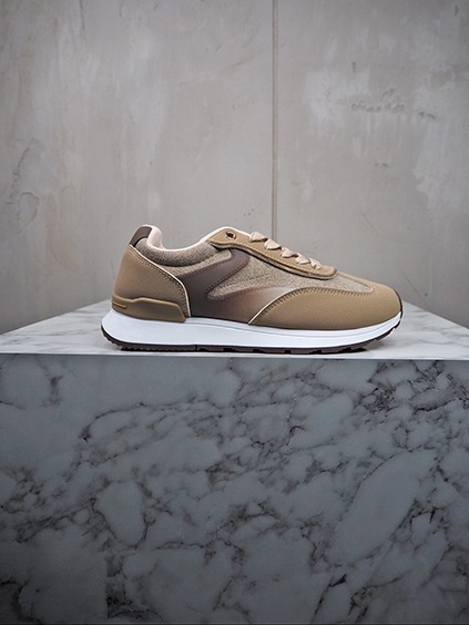 italienische mode kleiber werksverkauf Brauner Sneaker aus Leder und Stoff auf Marmor