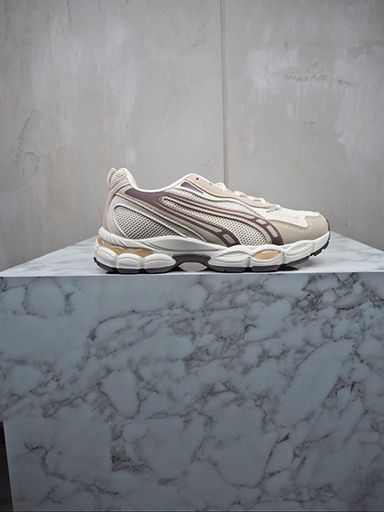 italienische mode kleiber werksverkauf Beige und lila Laufschuh auf Marmor
