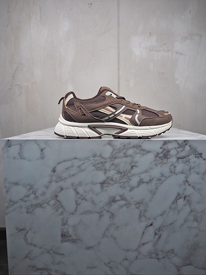 italienische mode kleiber werksverkauf Brauner Herren-Sneaker mit weißer Sohle und dezenten Streifen