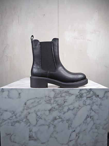 italienische mode kleiber werksverkauf Schwarzer Chelsea Boot mit Blockabsatz auf Marmorplatte
