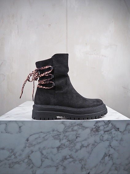 italienische mode kleiber werksverkauf Schwarzer Wildleder-Stiefel mit Leo-Schnürung auf Marmor